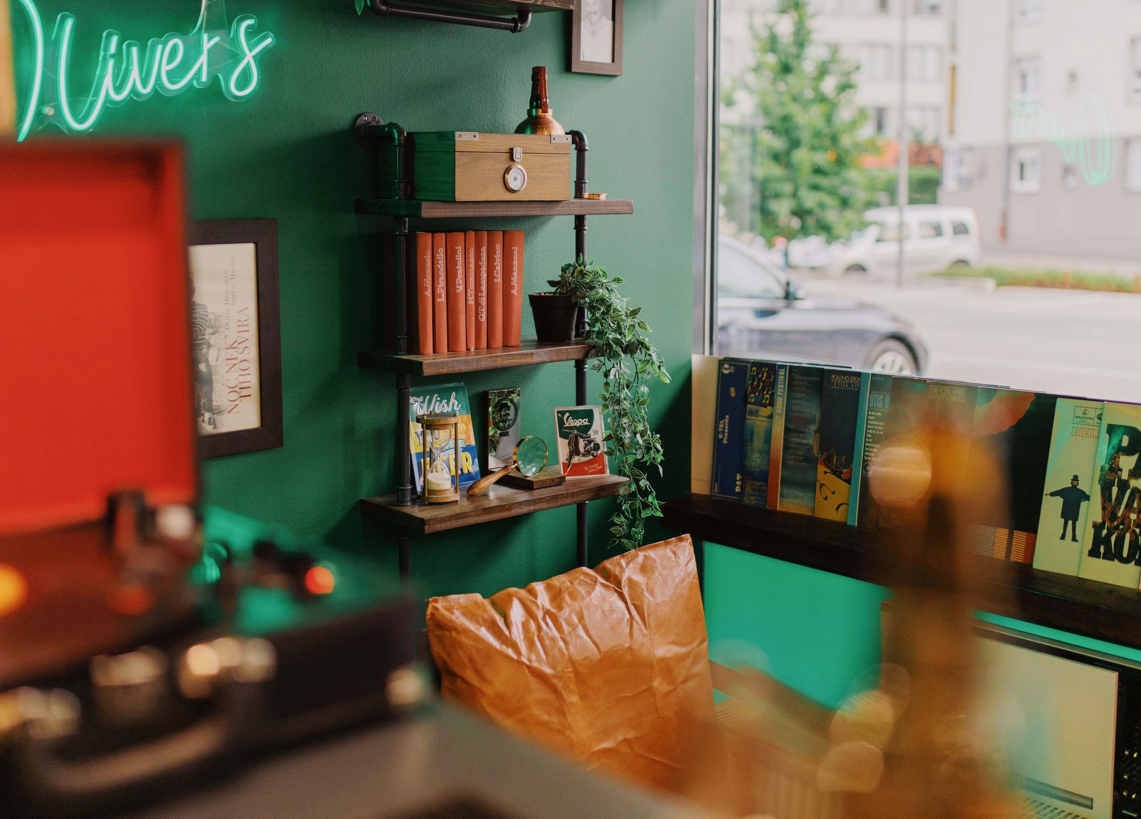 Unutrašnjost Nomad Barbershop Zagreb Tower (ex Oliver's) u Zagrebu, Grad Zagreb, HR s vintage dekorom.