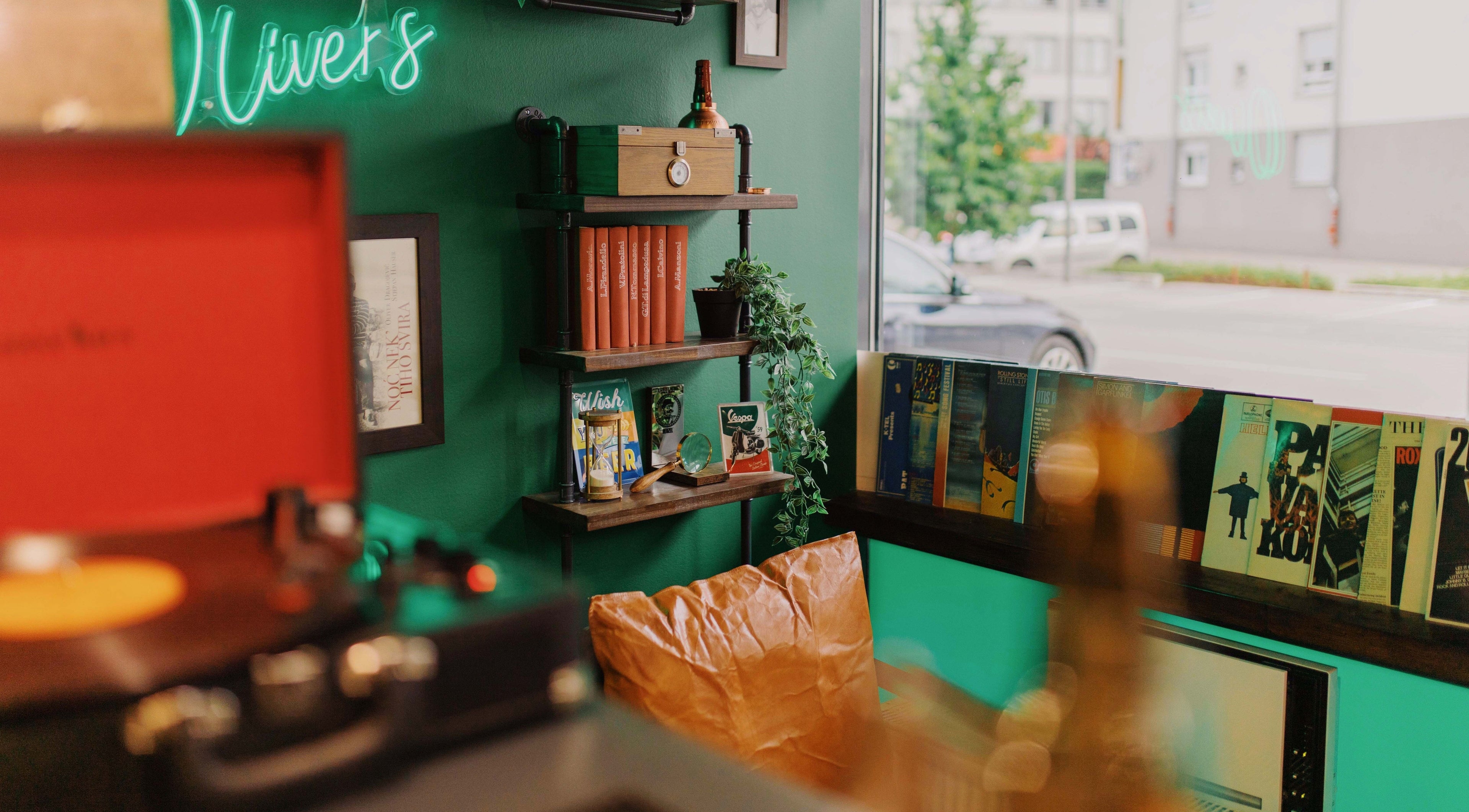 Unutrašnjost Nomad Barbershop Zagreb Tower (ex Oliver's) u Zagrebu, Grad Zagreb, HR s vintage dekorom.