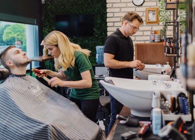 Frizerka u Nomad Barbershop Zagreb Tower (ex Oliver's) šiša klijenta. Lokacija: Zagreb, Grad Zagreb, HR.