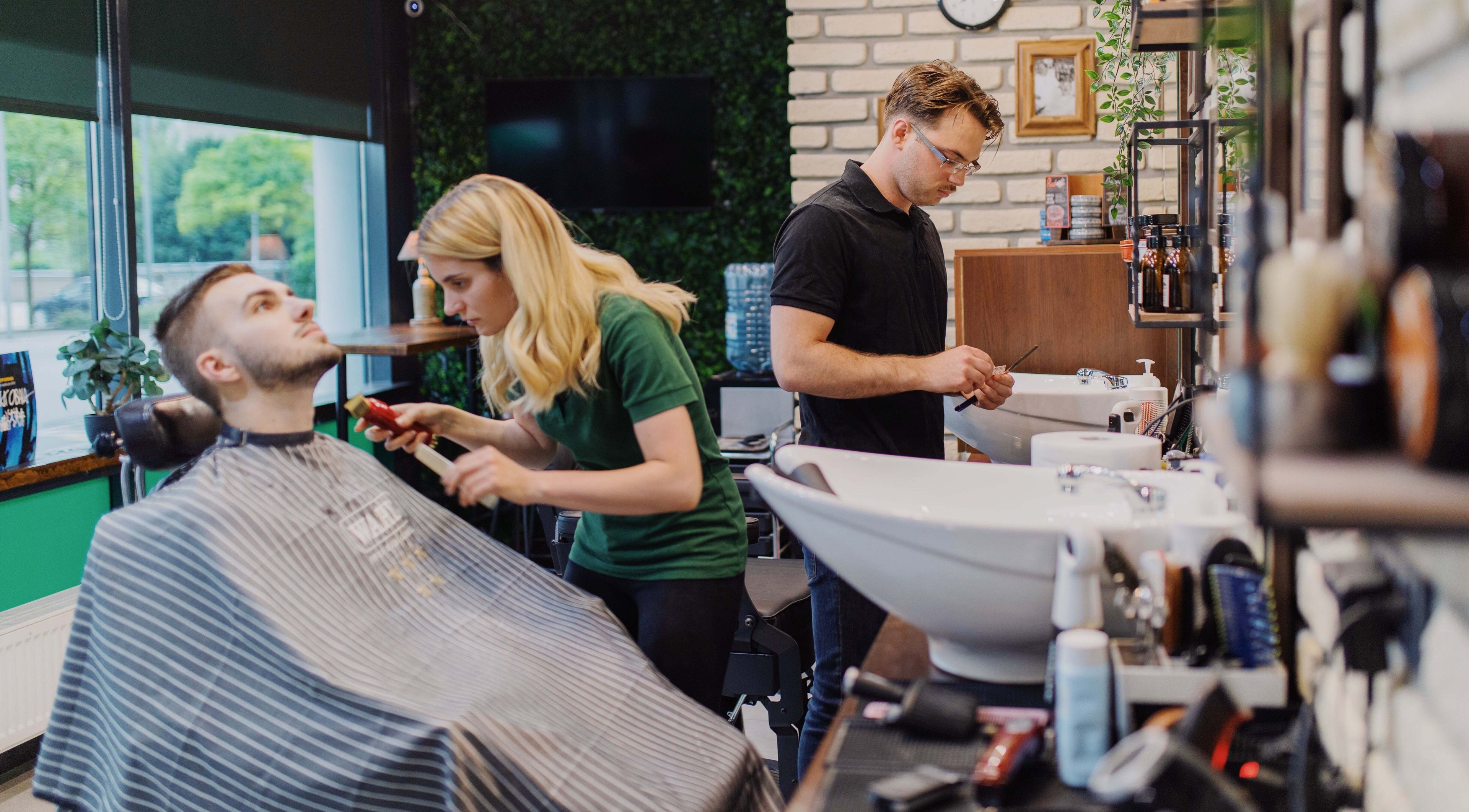 Frizerka u Nomad Barbershop Zagreb Tower (ex Oliver's) šiša klijenta. Lokacija: Zagreb, Grad Zagreb, HR.