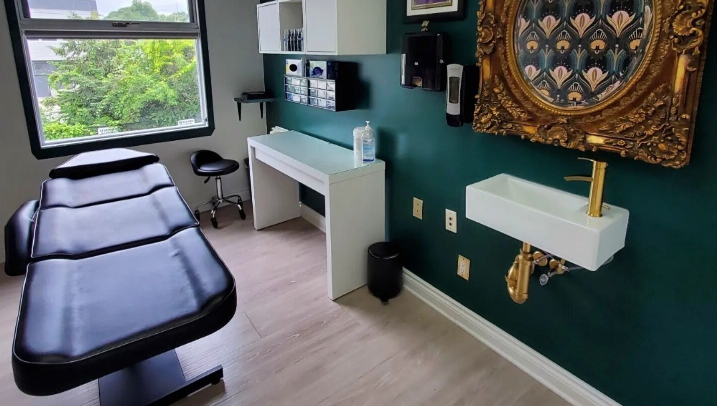 Relaxing studio at Relic Piercing And Tattoo in Ottawa, Ontario, CA with a modern chair and elegant decor.