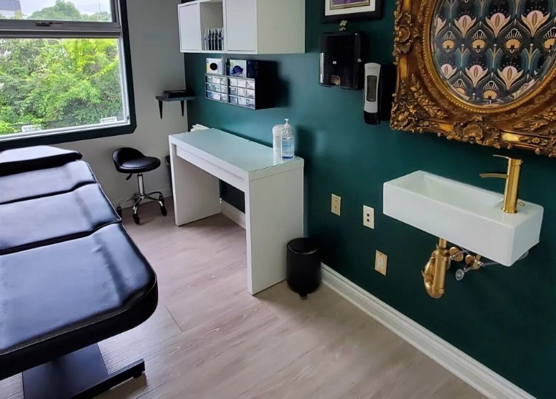 Relaxing studio at Relic Piercing And Tattoo in Ottawa, Ontario, CA with a modern chair and elegant decor.