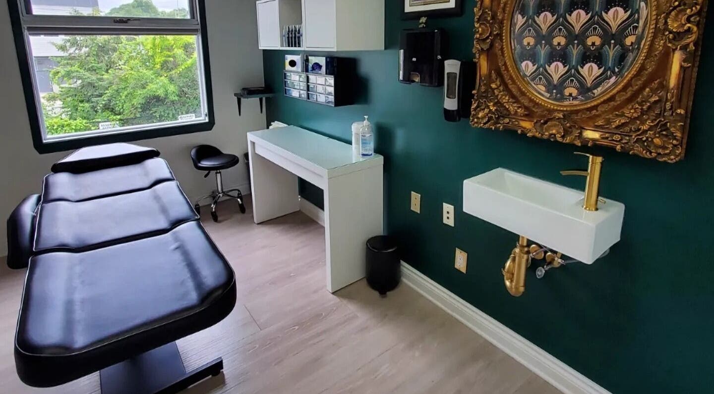 Relaxing studio at Relic Piercing And Tattoo in Ottawa, Ontario, CA with a modern chair and elegant decor.