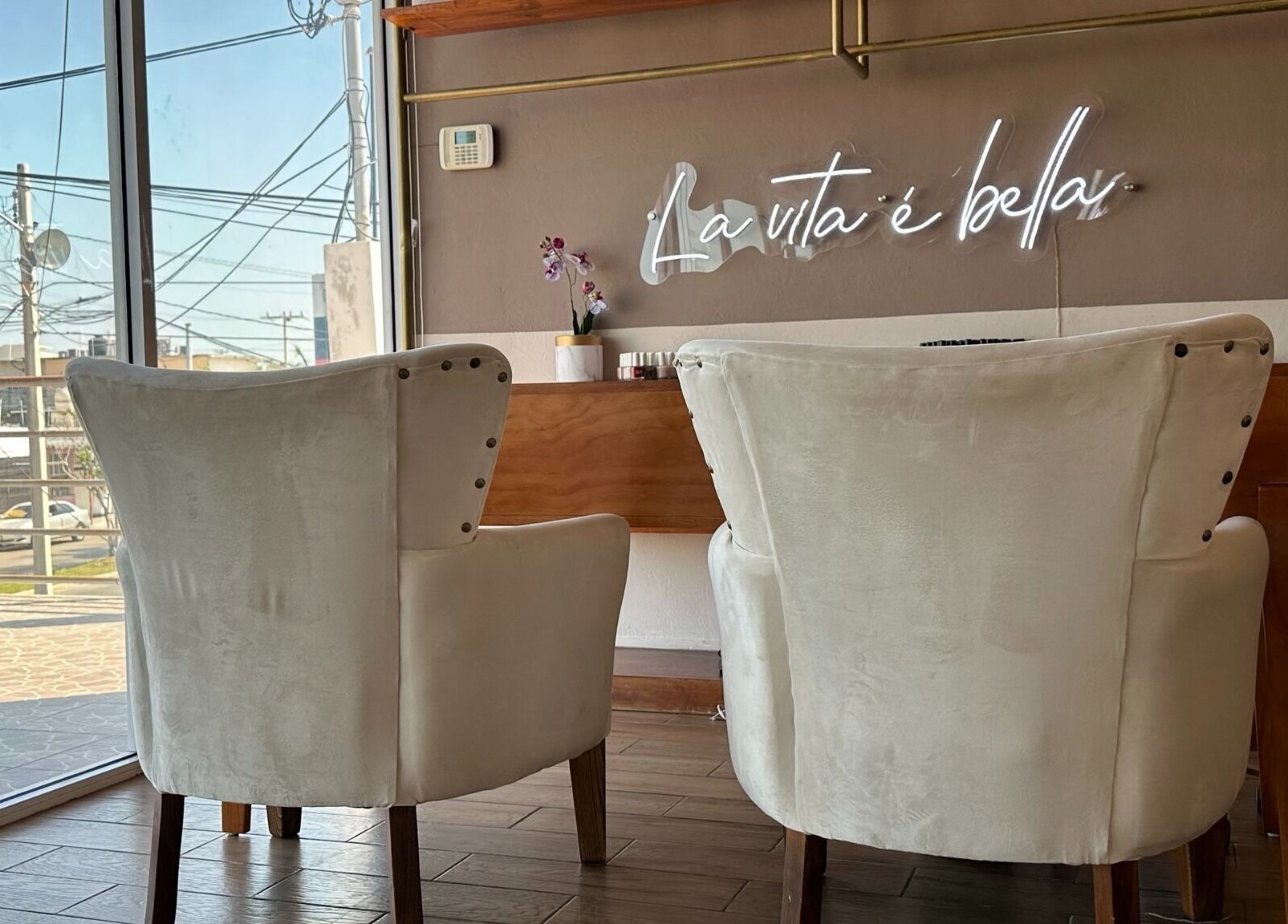 Interior acogedor de Irlanda Hernandez Beauty Box en Ciudad Del Carmen, Campeche, MX con sillas elegantes.