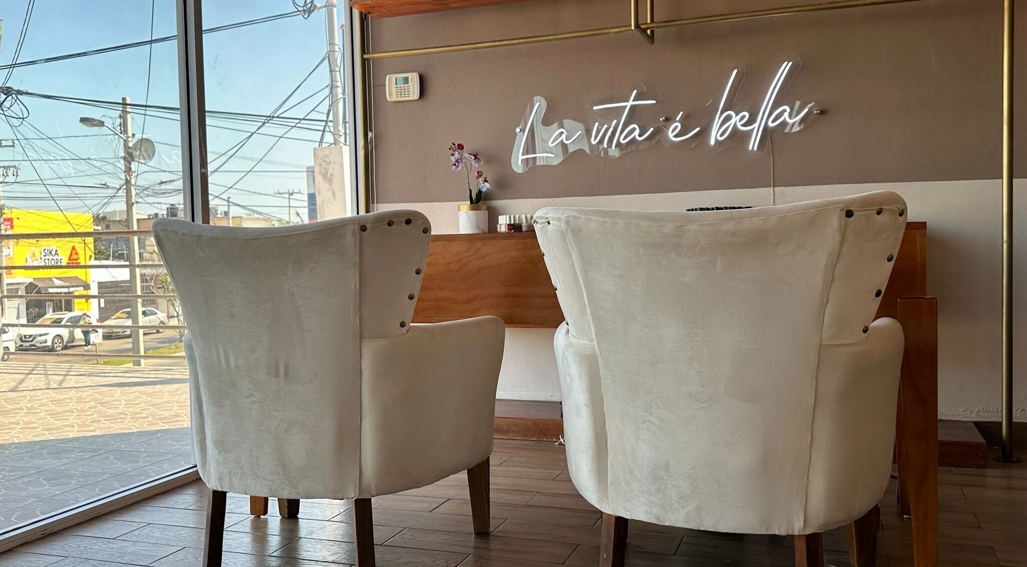 Interior acogedor de Irlanda Hernandez Beauty Box en Ciudad Del Carmen, Campeche, MX con sillas elegantes.