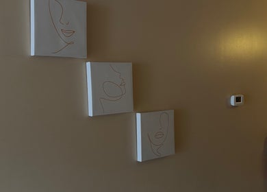 Minimalist wall art decor at DX Beauty Lounge in Joliet, Illinois, US, enhancing the welcoming atmosphere.
