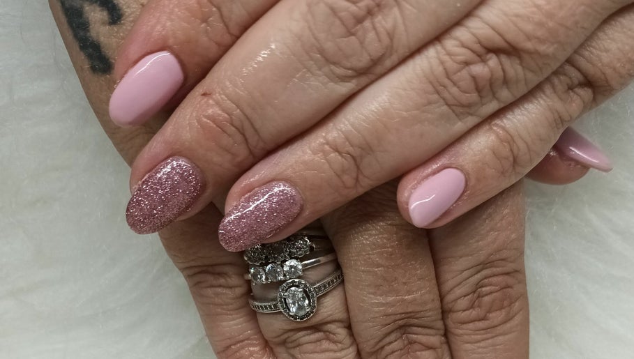 Luxe Nails and Beauty, bild 1