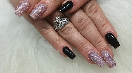 Luxe Nails and Beauty imagem 3