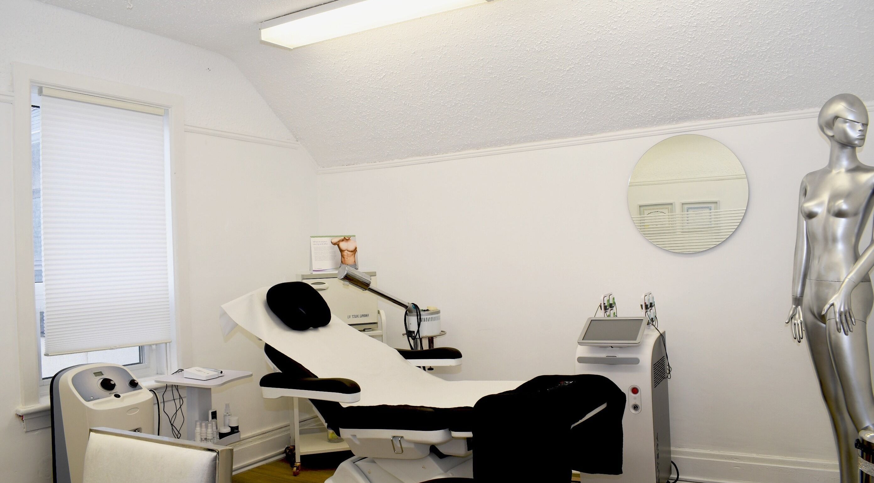Modern treatment room at Blue Medi, Richmond Hill, Ontario, CA, featuring sleek furniture and high-tech equipment.
