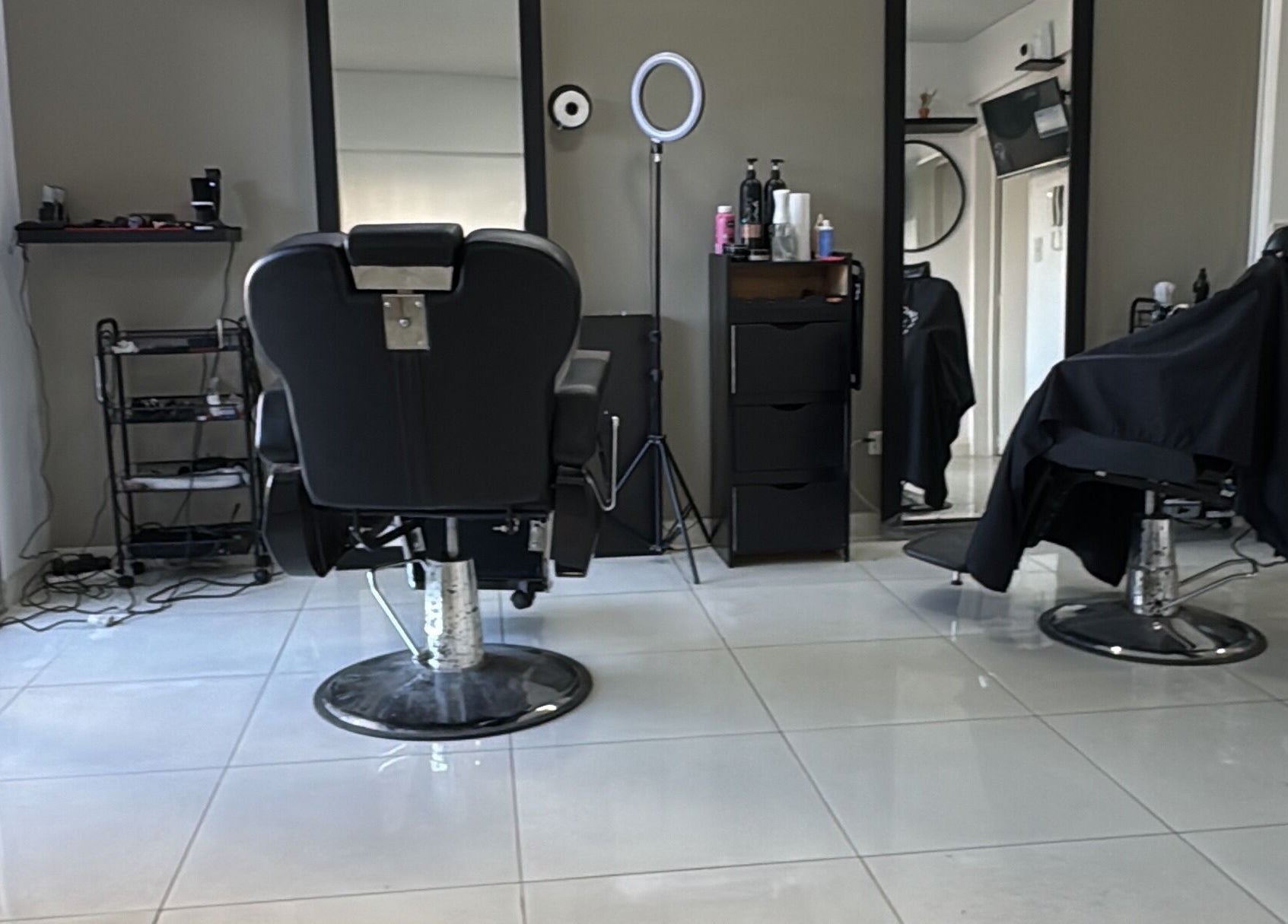 Interior de ESTUDIO 54 con sillas de barbero y espejos en Buenos Aires, Ciudad Autónoma De Buenos Aires, AR.