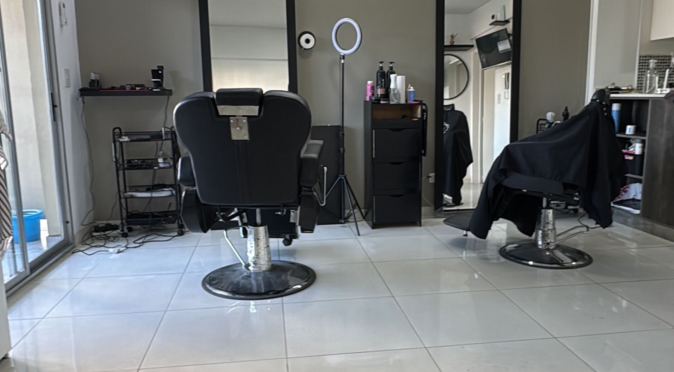 Interior de ESTUDIO 54 con sillas de barbero y espejos en Buenos Aires, Ciudad Autónoma De Buenos Aires, AR.