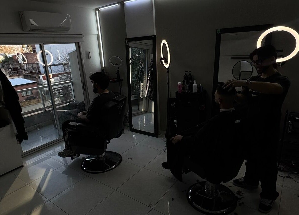 Interior iluminado de ESTUDIO 54, peluquería moderna en Buenos Aires, Ciudad Autónoma De Buenos Aires, AR.