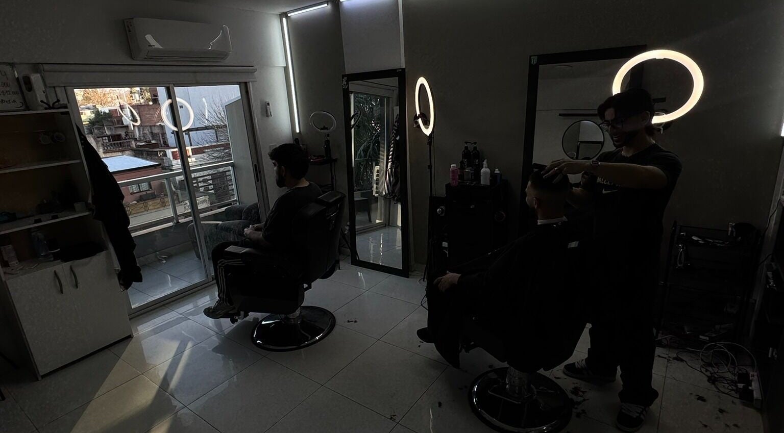 Interior iluminado de ESTUDIO 54, peluquería moderna en Buenos Aires, Ciudad Autónoma De Buenos Aires, AR.