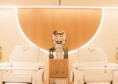 Relax in style at Nicce Luxury Beauty Ltd on Hong Kong Island, HK with plush massage chairs and soothing decor.