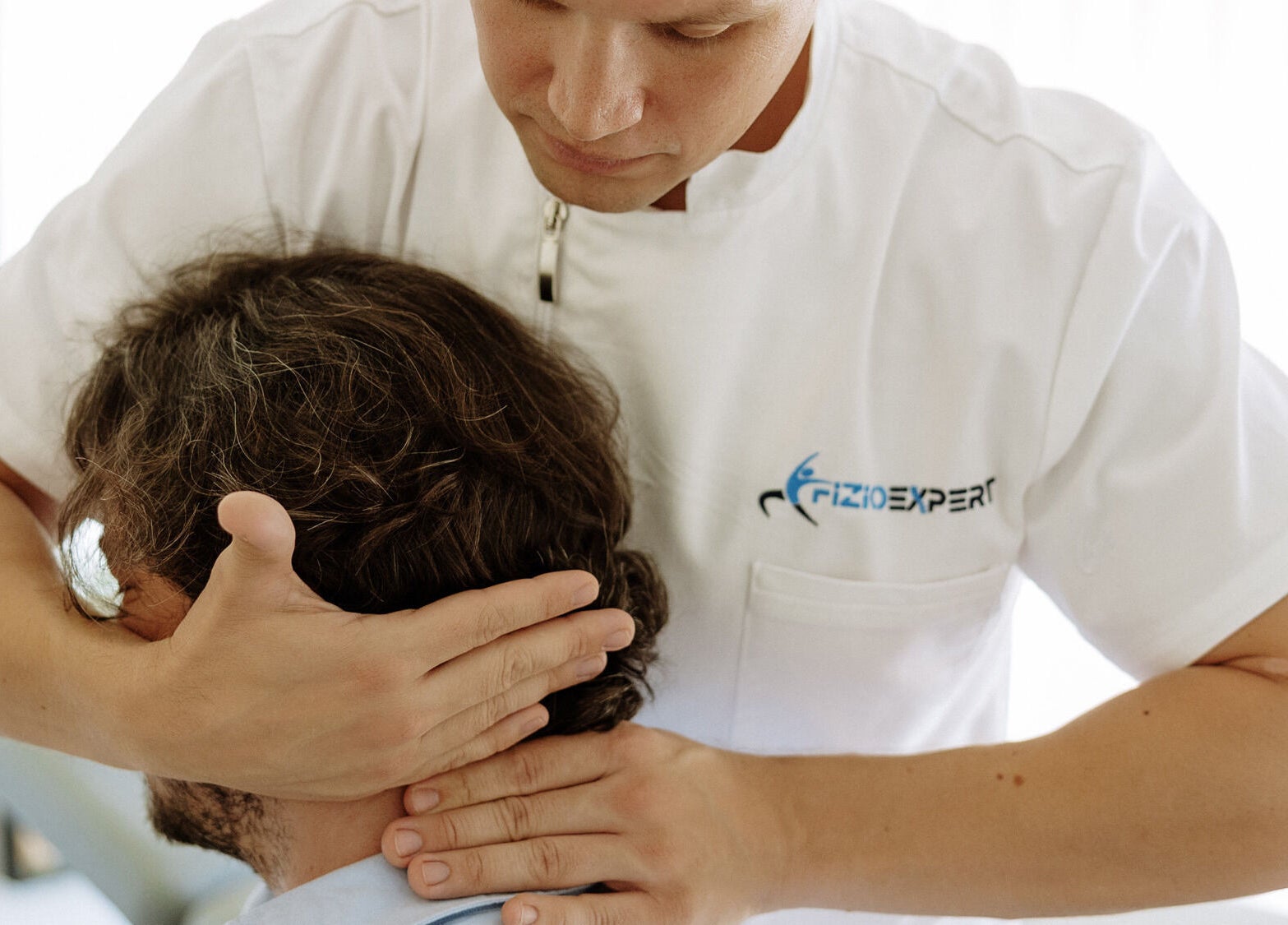 Fizioterapeut izvodi masažu u Fizio Expert, Zagreb, Grad Zagreb, HR, poboljšavajući zdravlje klijenata.