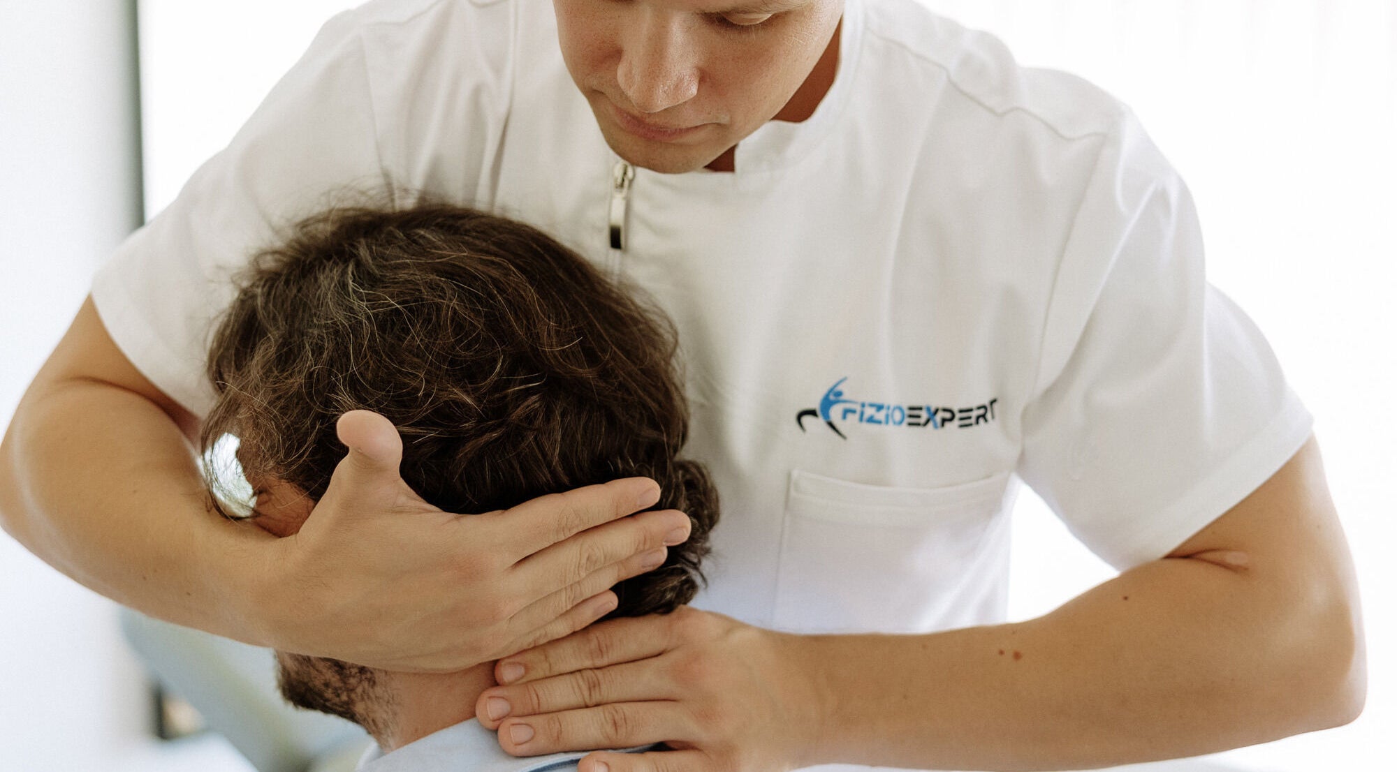 Fizioterapeut izvodi masažu u Fizio Expert, Zagreb, Grad Zagreb, HR, poboljšavajući zdravlje klijenata.