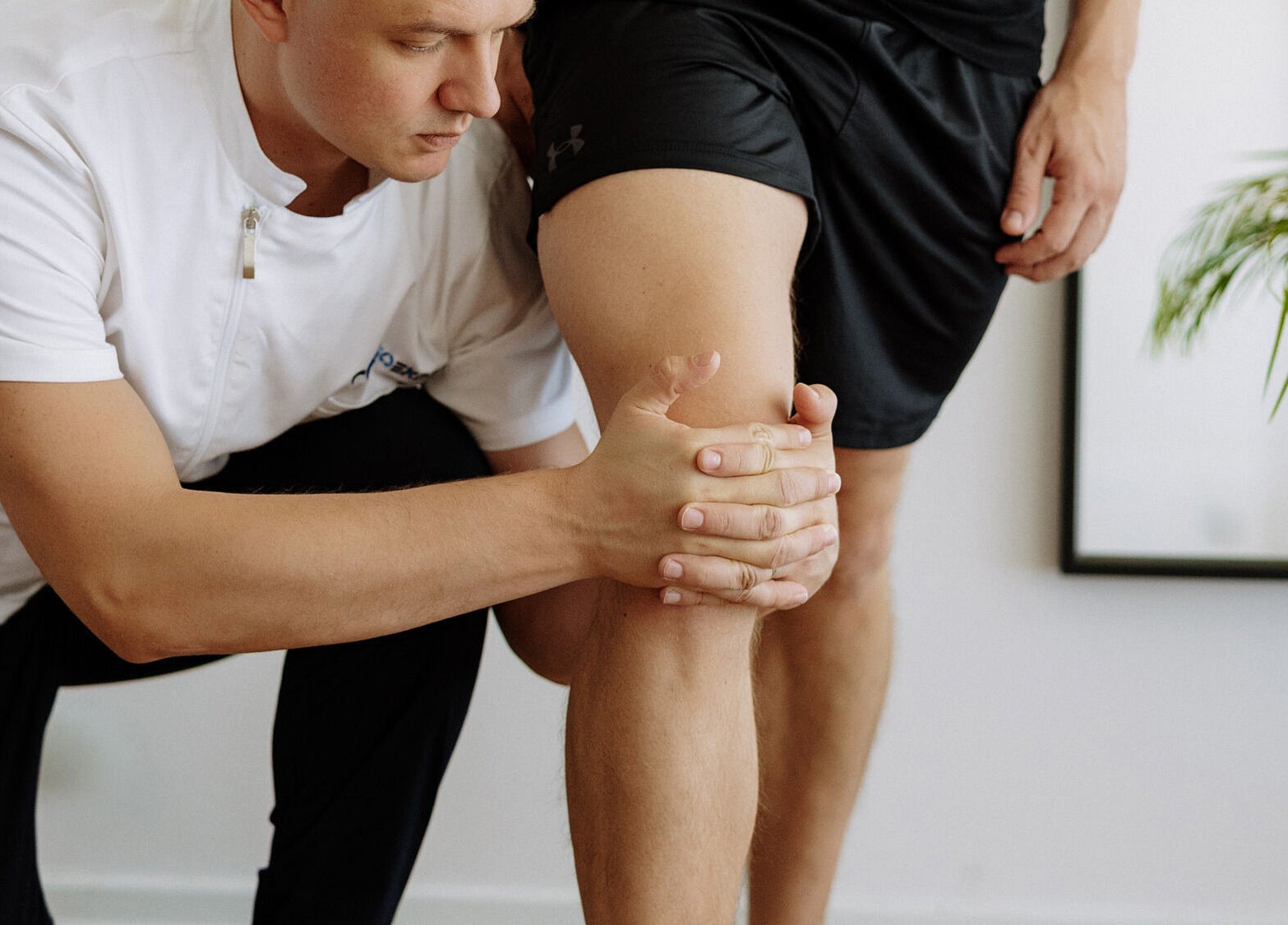 Fizioterapeut izvodi rehabilitaciju koljena u Fizio Expert, Zagreb, Grad Zagreb, HR.