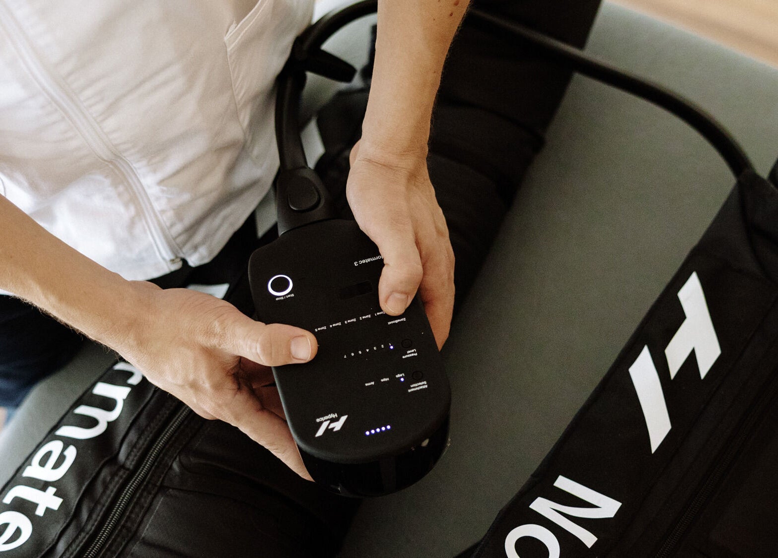 Uređaj za terapiju u Fizio Expert, Zagreb, Grad Zagreb, HR, prikazan u upotrebi.