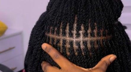 Femelle Locs and Natural hair salon image 2