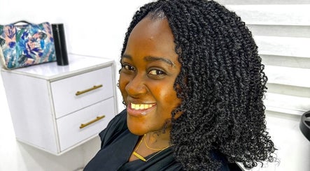 Femelle Locs and Natural hair salon image 3