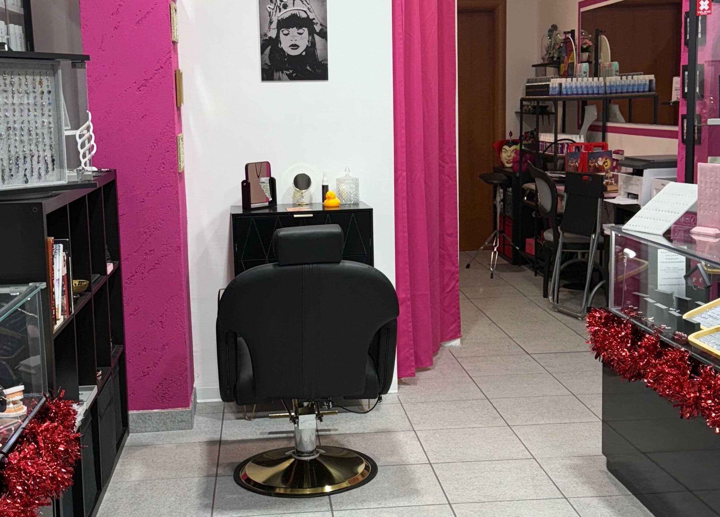 Interno di Artemis Beauty Tattoo Studio di Peirone Diana, Cuneo, Piemonte, IT. Arredo moderno e accogliente.