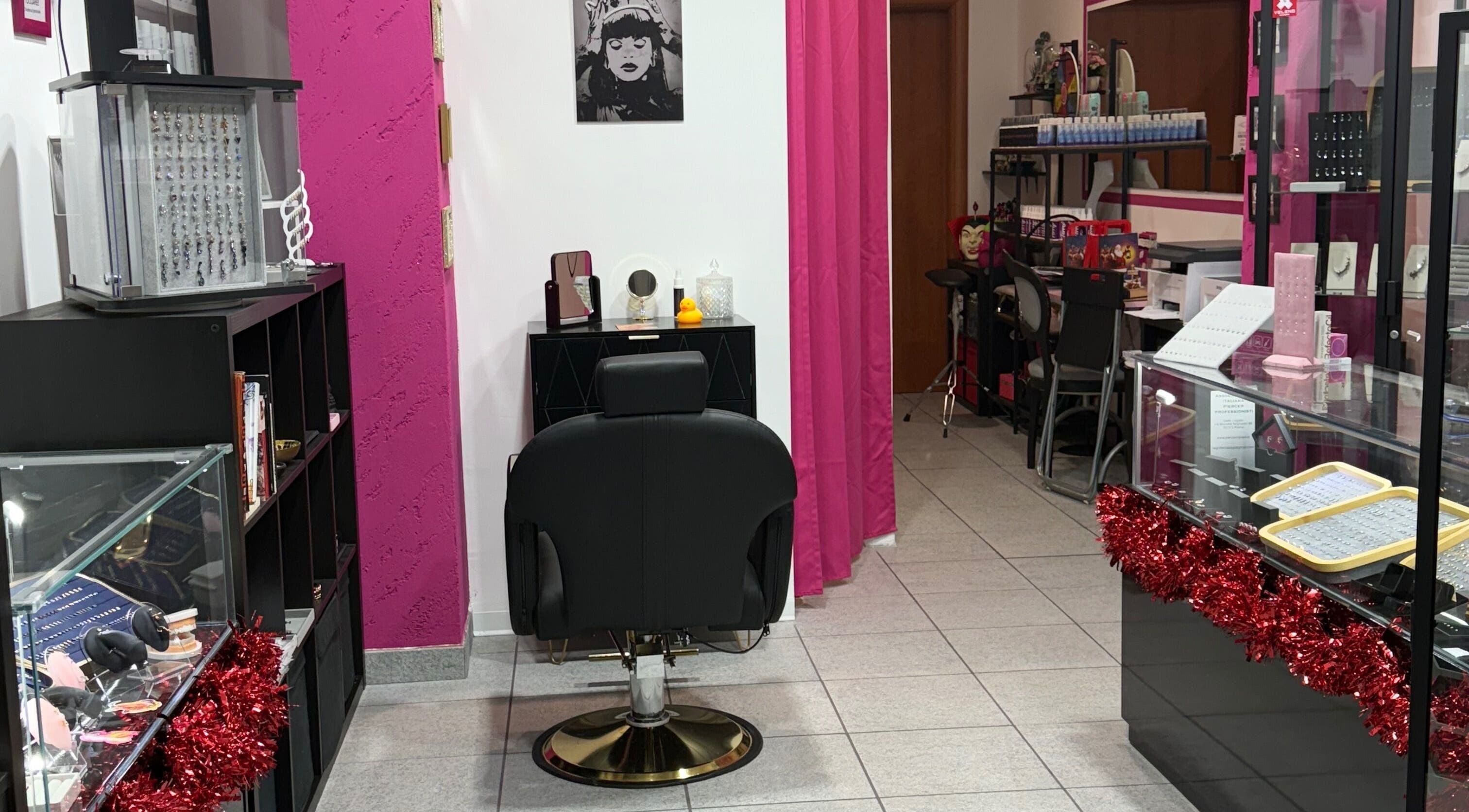 Interno di Artemis Beauty Tattoo Studio di Peirone Diana, Cuneo, Piemonte, IT. Arredo moderno e accogliente.