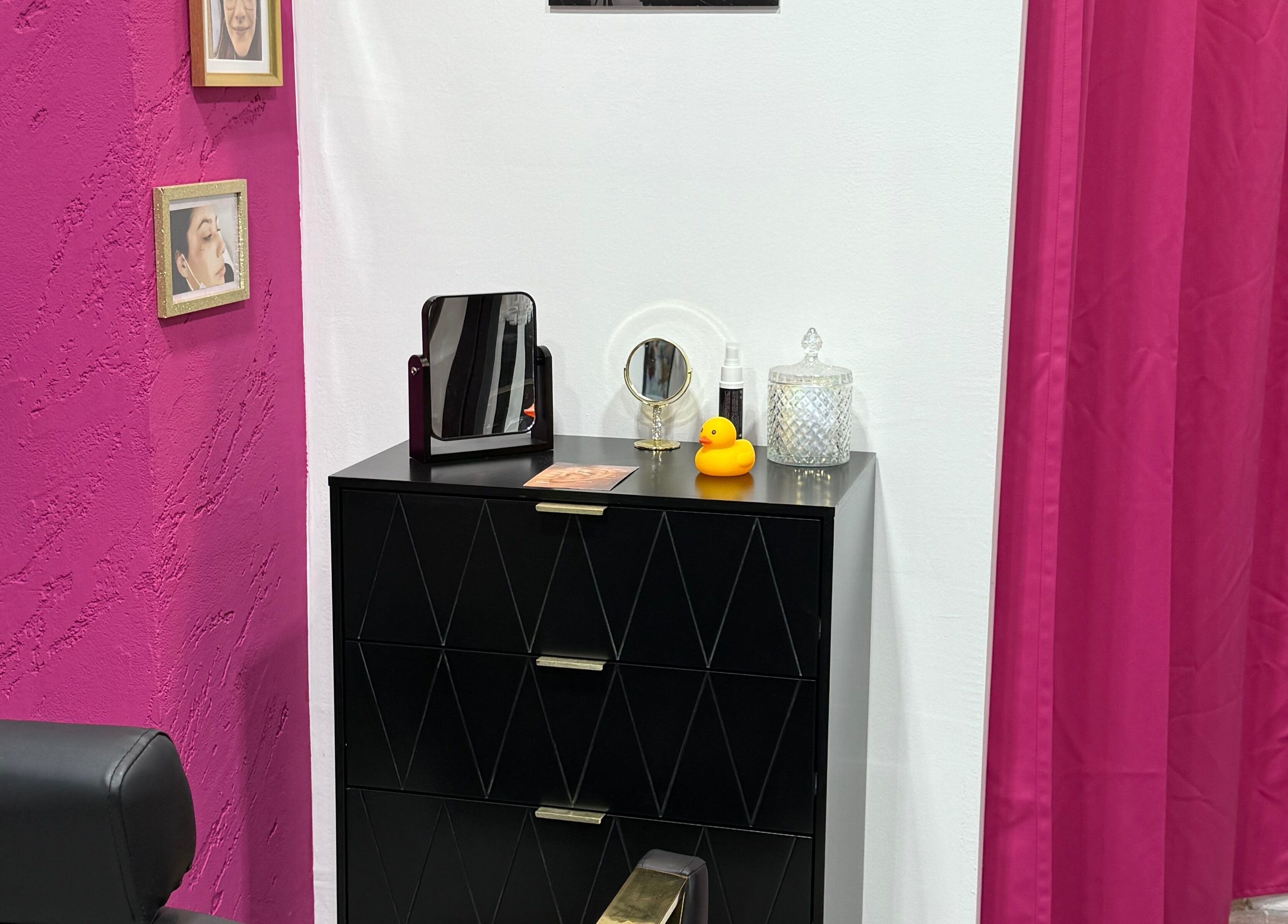 Elegante angolo con specchi presso Artemis Beauty Tattoo Studio di Peirone Diana, Cuneo, Piemonte, IT.