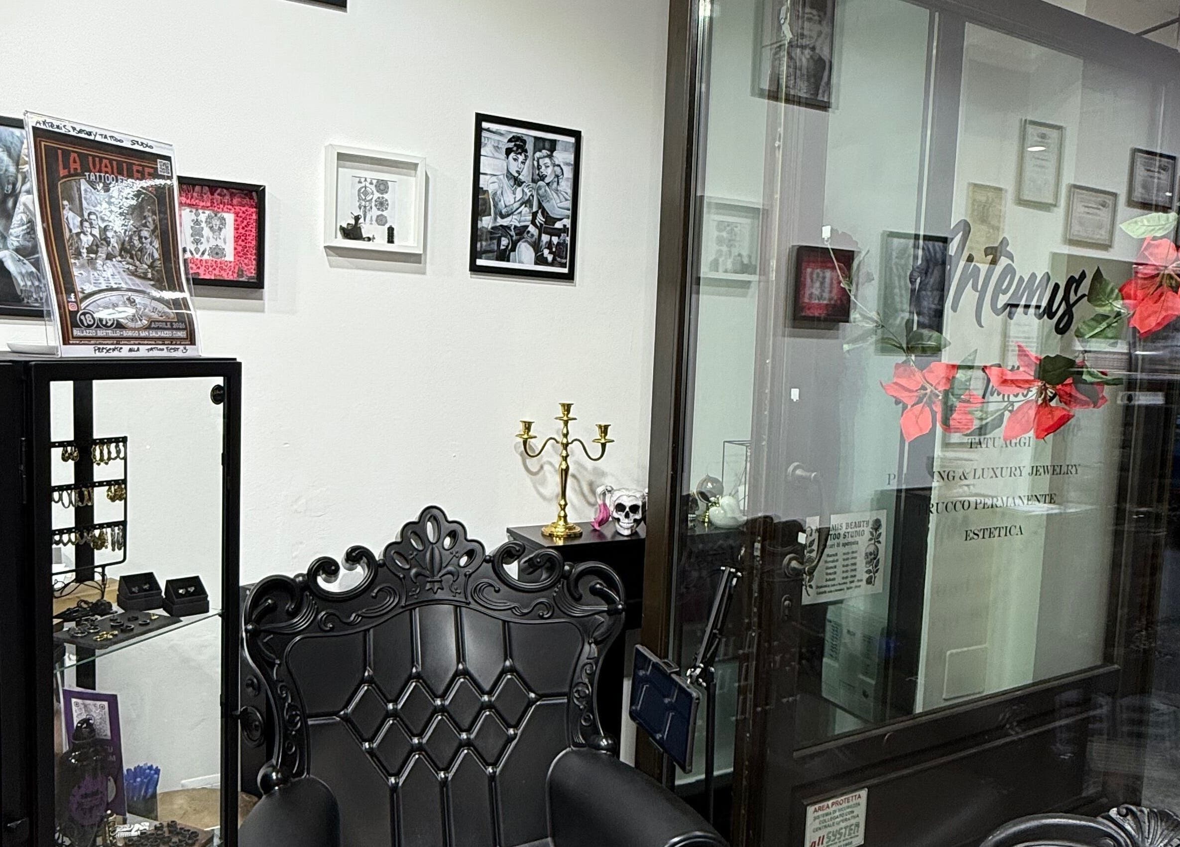Interno di Artemis Beauty Tattoo Studio di Peirone Diana, Cuneo, Piemonte, IT, con arredi eleganti e opere d'arte.