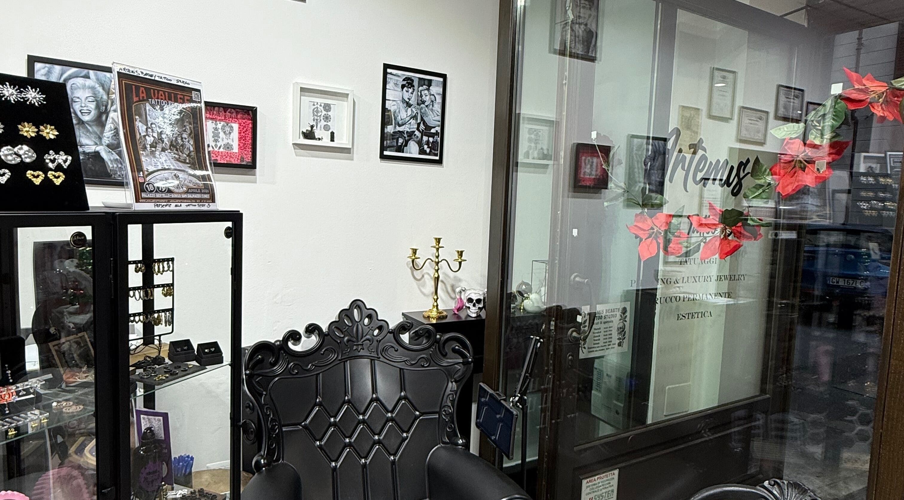 Interno di Artemis Beauty Tattoo Studio di Peirone Diana, Cuneo, Piemonte, IT, con arredi eleganti e opere d'arte.