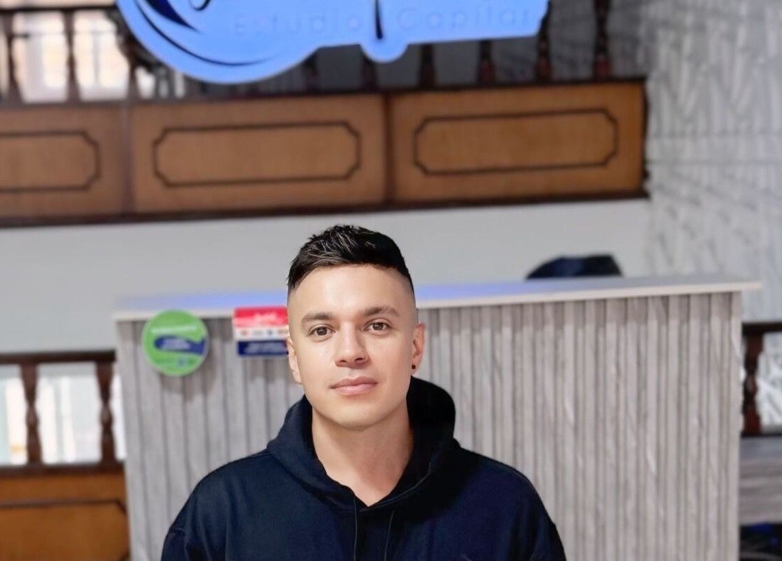 Recepcionista en Juan Vargas Estudio Capilar Chapinero en Bogotá, Bogotá, CO, mostrando el acogedor interior.