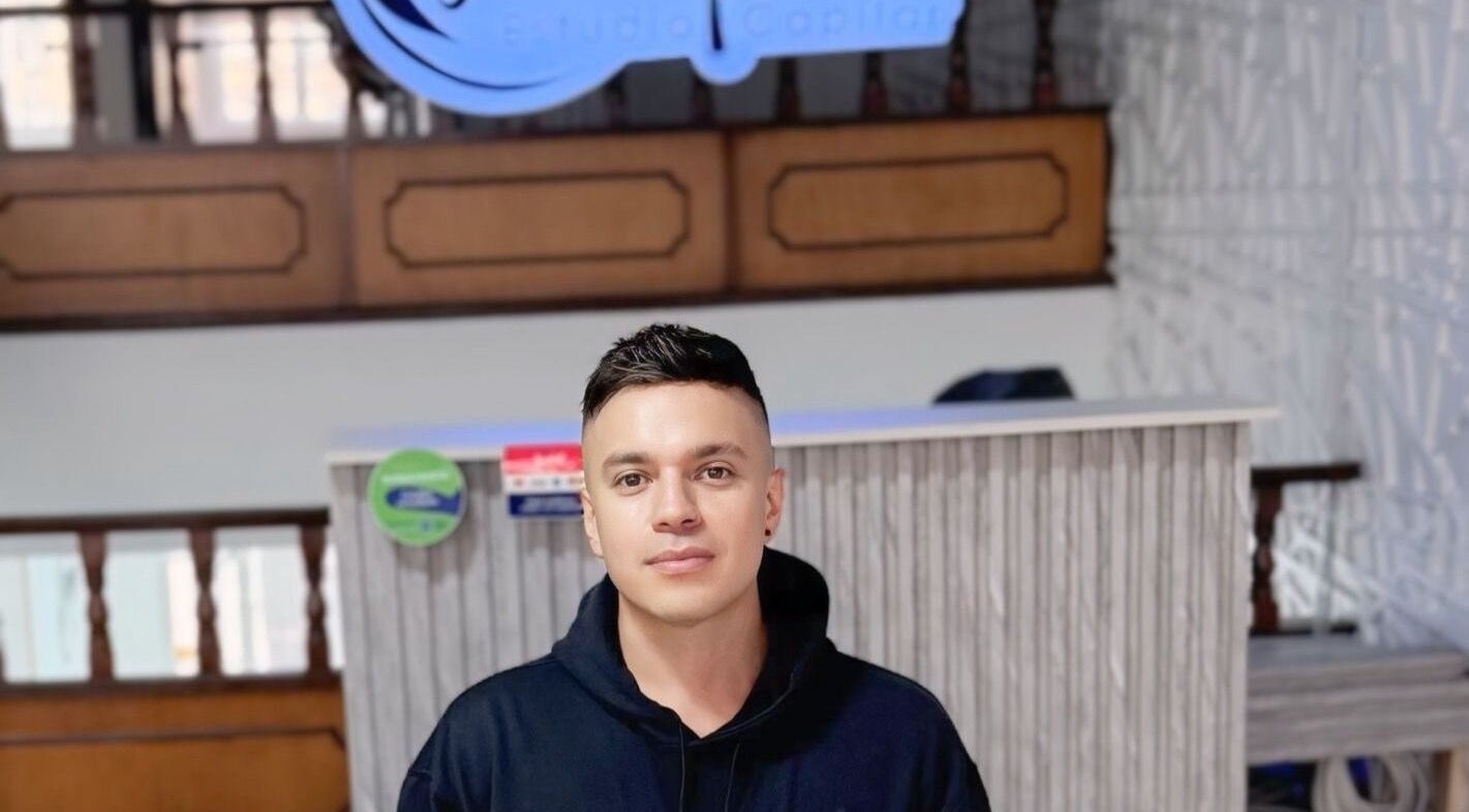 Recepcionista en Juan Vargas Estudio Capilar Chapinero en Bogotá, Bogotá, CO, mostrando el acogedor interior.