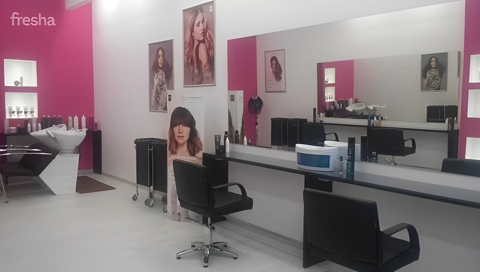 Interno moderno del salone I Parrucchieri Conad Barcellona P.G. a Barcellona Pozzo Di Gotto, Sicilia, IT.