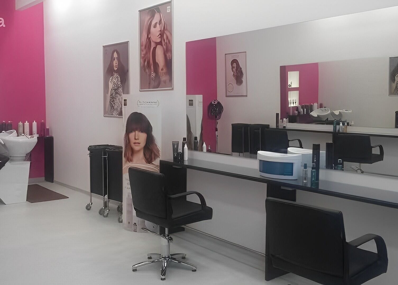 Interno moderno del salone I Parrucchieri Conad Barcellona P.G. a Barcellona Pozzo Di Gotto, Sicilia, IT.