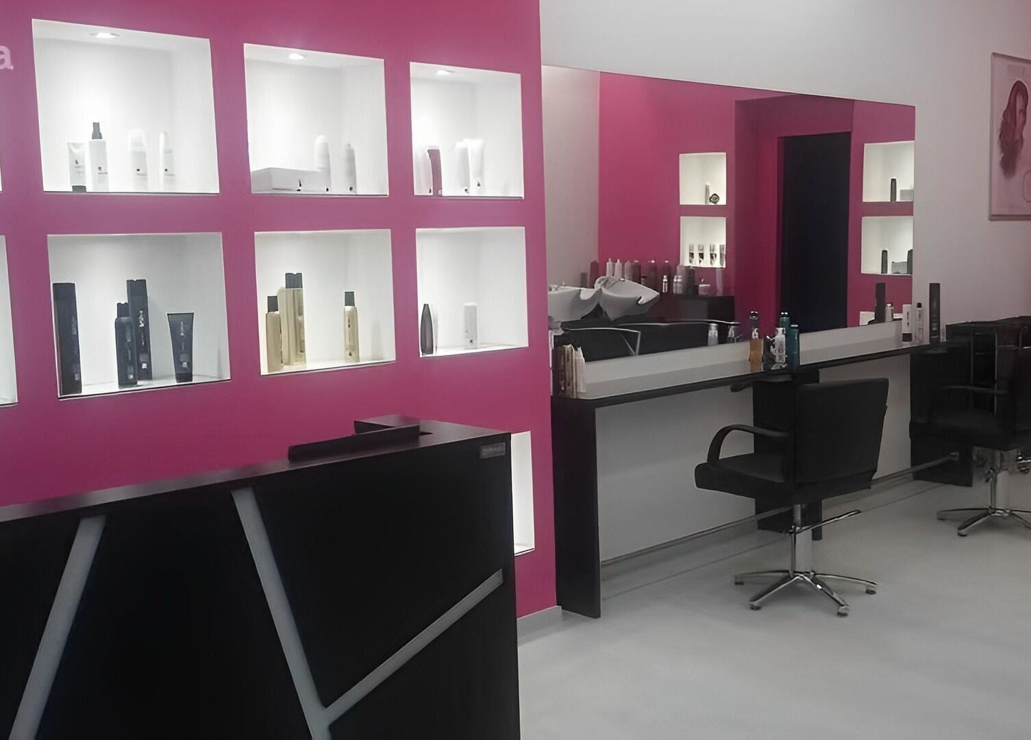 Interno moderno di I Parrucchieri Conad Barcellona P.G. a Barcellona Pozzo Di Gotto, Sicilia, IT.