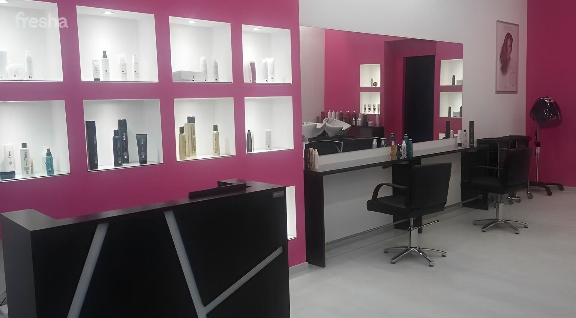 Interno moderno di I Parrucchieri Conad Barcellona P.G. a Barcellona Pozzo Di Gotto, Sicilia, IT.