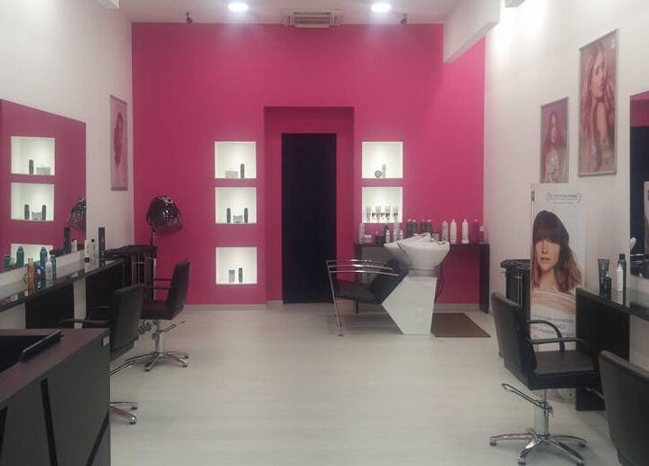 Interno elegante del salone I Parrucchieri Conad Barcellona P.G., Barcellona Pozzo Di Gotto, Sicilia, IT.