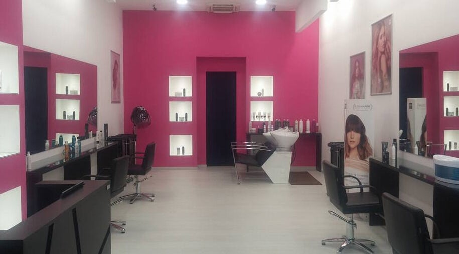 Interno elegante del salone I Parrucchieri Conad Barcellona P.G., Barcellona Pozzo Di Gotto, Sicilia, IT.