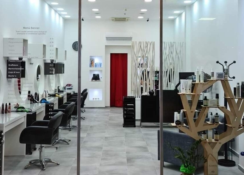 Interno di I Parrucchieri Conad Barcellona P.G. a Barcellona Pozzo Di Gotto, Sicilia, IT con sedie e prodotti.