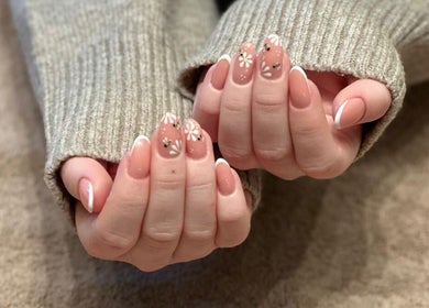 Elegant daisy-themed nail art manicure at Polished By Sam, Bracknell, England, GB.