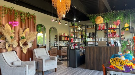 Interior acogedor de Dream On, Querétaro, Querétaro, MX, con sillas elegantes y productos de belleza.