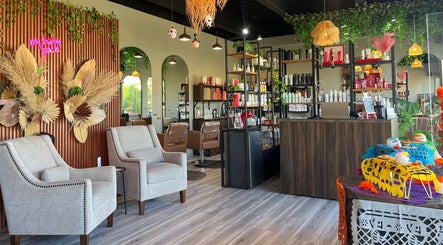 Acogedor salón de belleza en Dream On, Querétaro, MX, con decoración natural y productos premium.