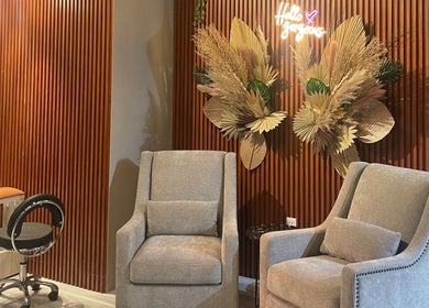 Acogedor rincón en Dream On, Querétaro, Querétaro, MX, con sillas y decoración floral moderna.