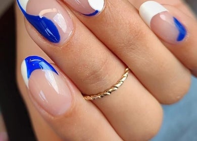Manicura azul y blanca en Dream On, Querétaro, Querétaro, MX, mostrando diseño elegante.