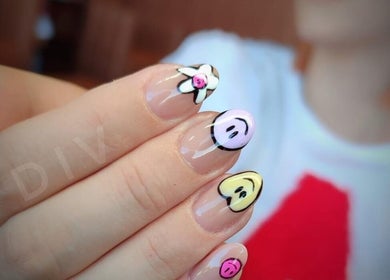 Diseño de uñas artísticas en Dream On, Querétaro, Querétaro, MX. Colorido y moderno.