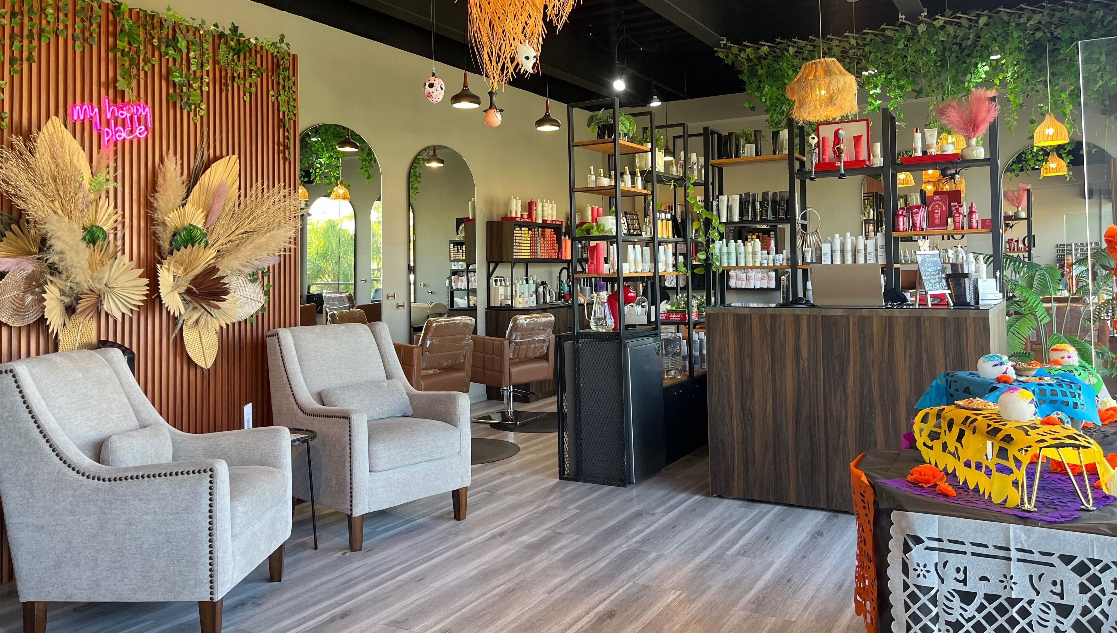 Elegante interior de Dream On en Querétaro, Querétaro, MX, con sillas grises y decoraciones naturistas.