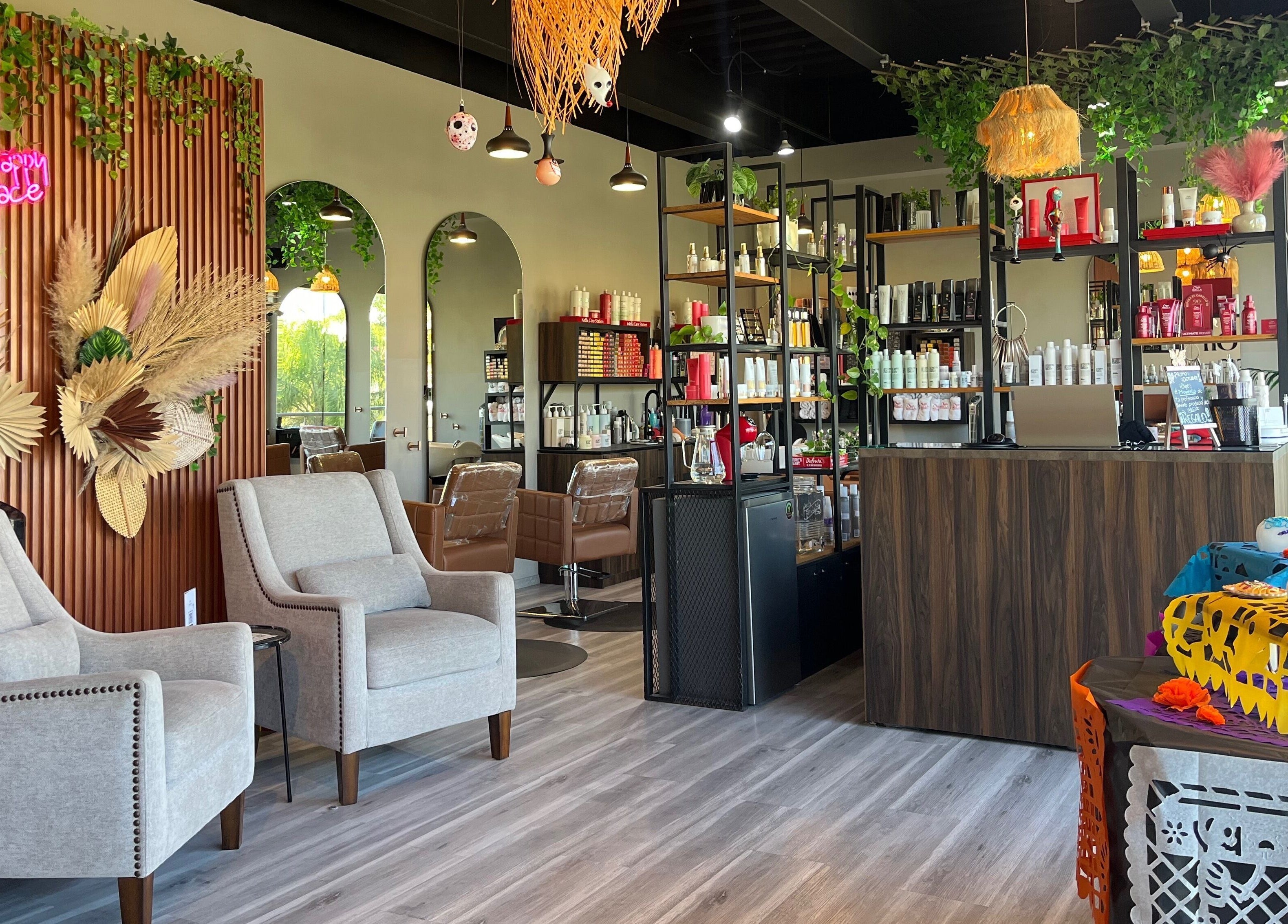 Elegante interior de Dream On en Querétaro, Querétaro, MX, con sillas grises y decoraciones naturistas.