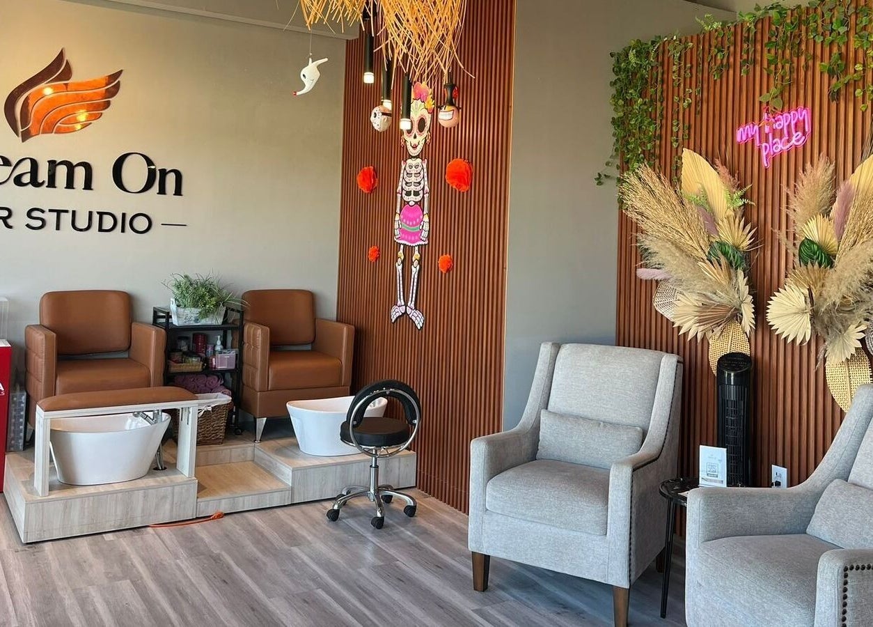 Espacioso interior de Dream On en Querétaro, Querétaro, MX, mostrando cómodas sillas y decoración vibrante.