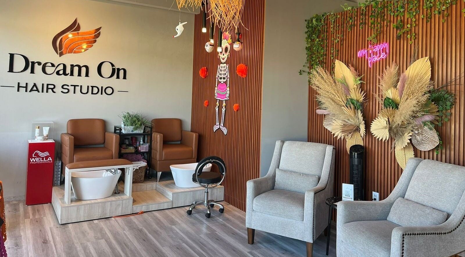 Espacioso interior de Dream On en Querétaro, Querétaro, MX, mostrando cómodas sillas y decoración vibrante.