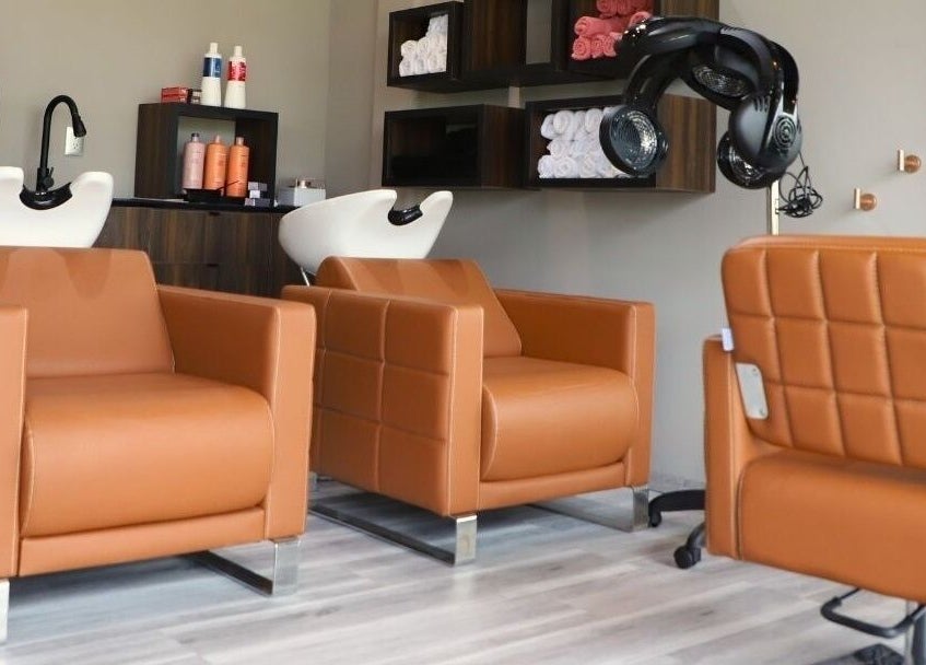 Sillas de cuero en Dream On, salón en Querétaro, Querétaro, MX. Espacio moderno y acogedor para tratamientos de belleza.