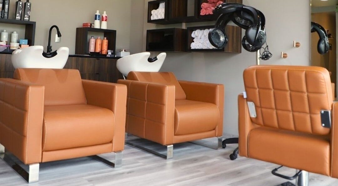 Sillas de cuero en Dream On, salón en Querétaro, Querétaro, MX. Espacio moderno y acogedor para tratamientos de belleza.